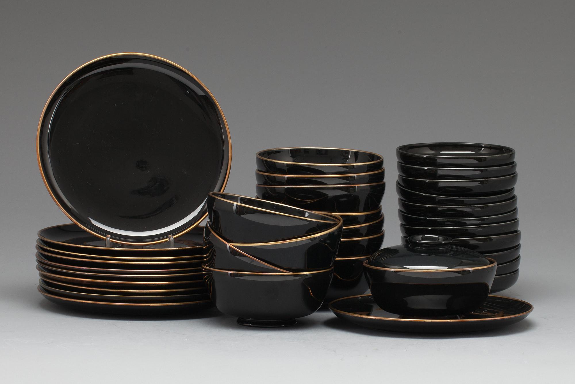 SOPPSKÅLAR med LOCK samt ASSIETTER, 23 delar, flintgods, Rörstrand. 1900-tal.