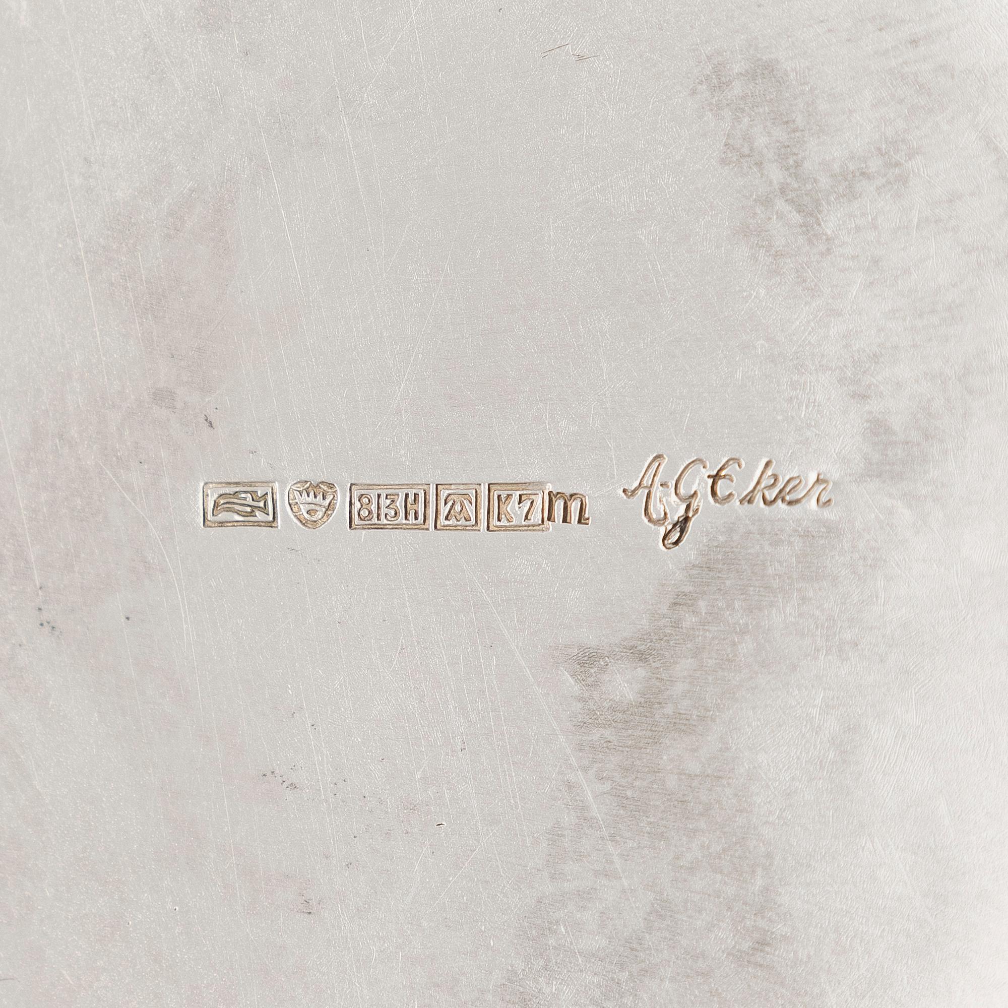 Anna-Greta Eker, Sokerikko ja kermakko, hopeaa ja mahonkia, Auran Kultaseppä oy, Turku 1963.