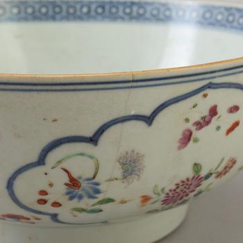 A famille rose Chinese porcelain bowl, Qianlong (1736-95).