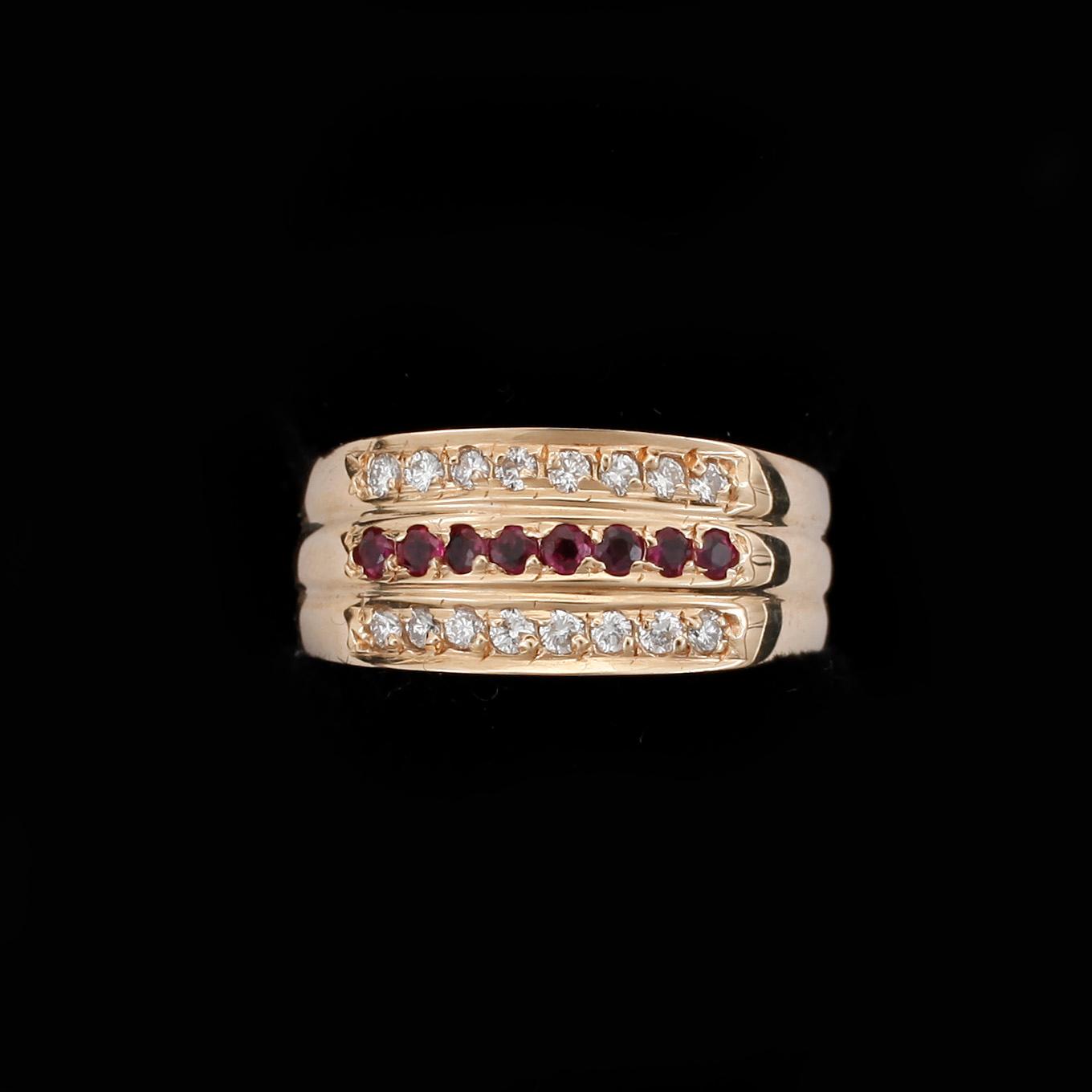 RING, 18k guld med rubiner och diamanter tot ca0,23ct. Vikt 4,5g.