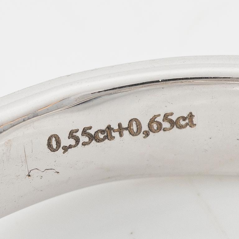 Ring 14K white gold set with round brilliant-cut diamonds.