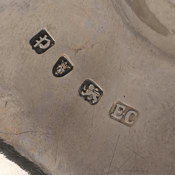 Ebenezer Coker, möjligen, nattljusstakar med släckare och sax, ett par, silver, London 1770.