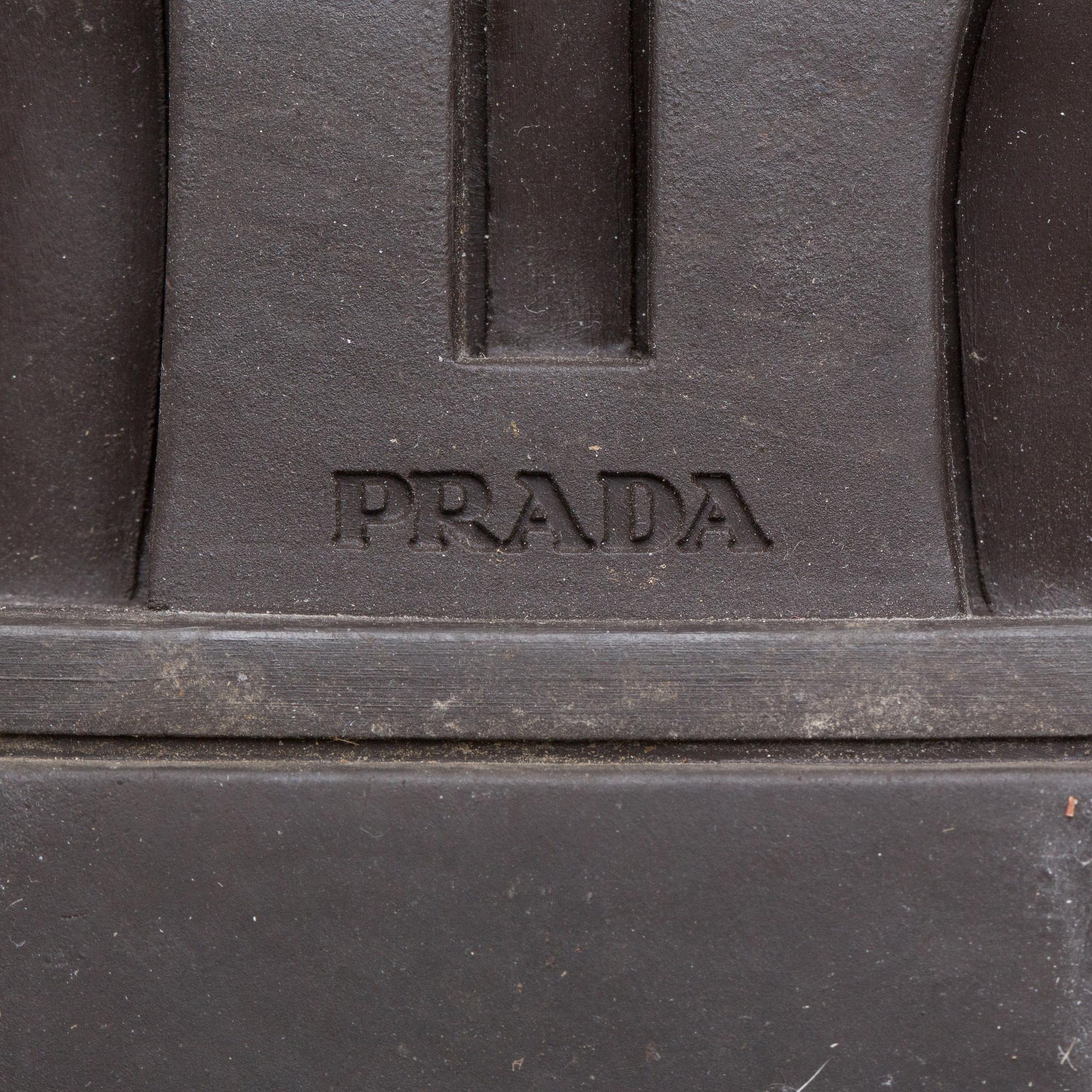 SKOR, Prada.
