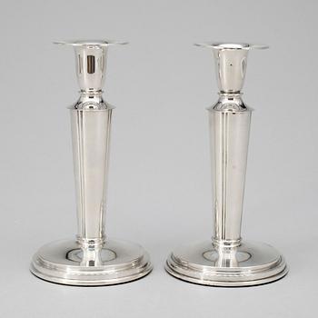 LJUSSTAKAR, ett par, silver, Tesi, Göteborg, 1957.