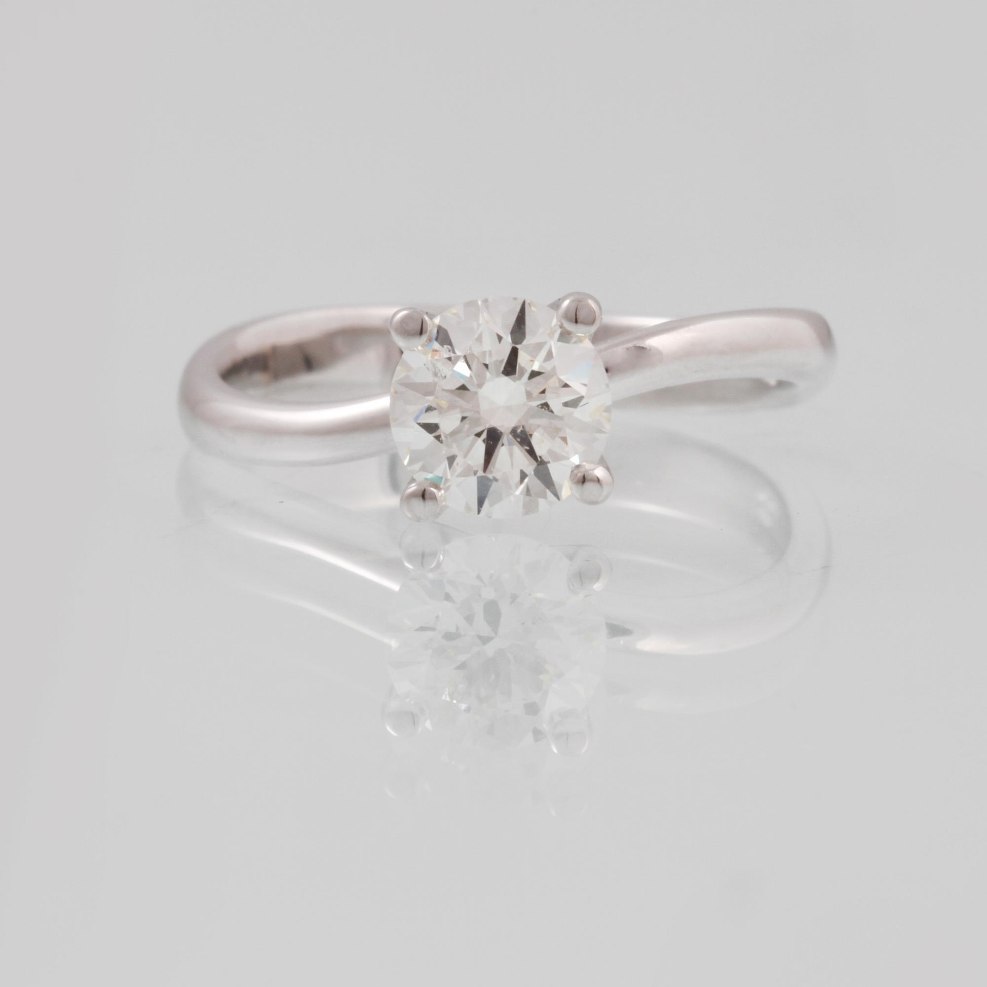 RING, 18K vitguld med briljantslipad diamant 1.01 ct. Vikt  3,5 gram.