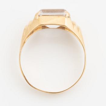 Ring 18K gold with white synthetic spinel.