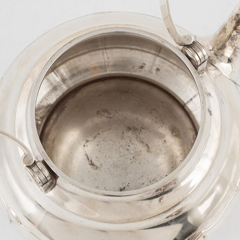 A Swedish 20th century silver tea-urn with stand and burner, marks of Guldsmedsaktiebolaget (GAB), Stockholm 1920.