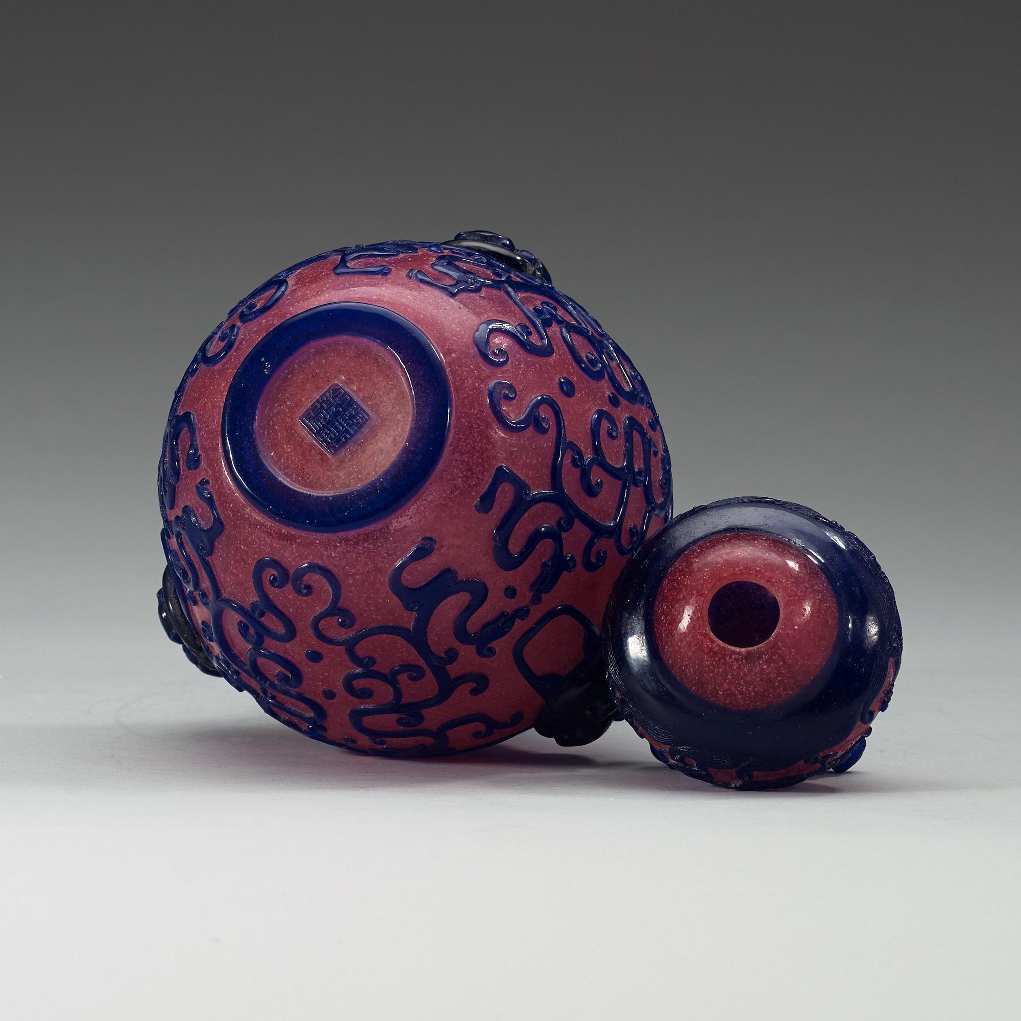 FLASKA med LOCK, pekingglas. Kina, 1900-tal med sigillmärke.