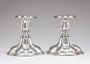 LJUSSTAKAR, silver, ett par. CG Hallberg, Stockholm 1935. Rokoko-stil.
