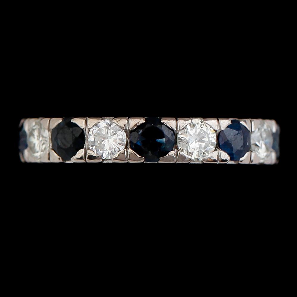 RING, 18 k vitguld, safirer och briljantslipade diamanter tot ca 0.72 ct. Vikt ca 3,2 g.