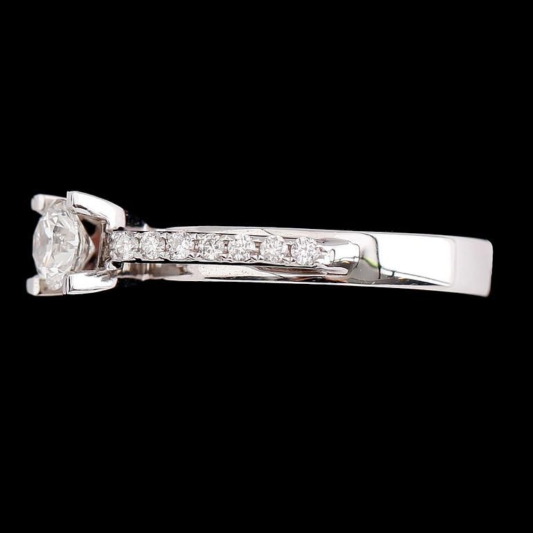 RING, 18 k vitguld, briljantslipade diamanter tot 0.40 ct.