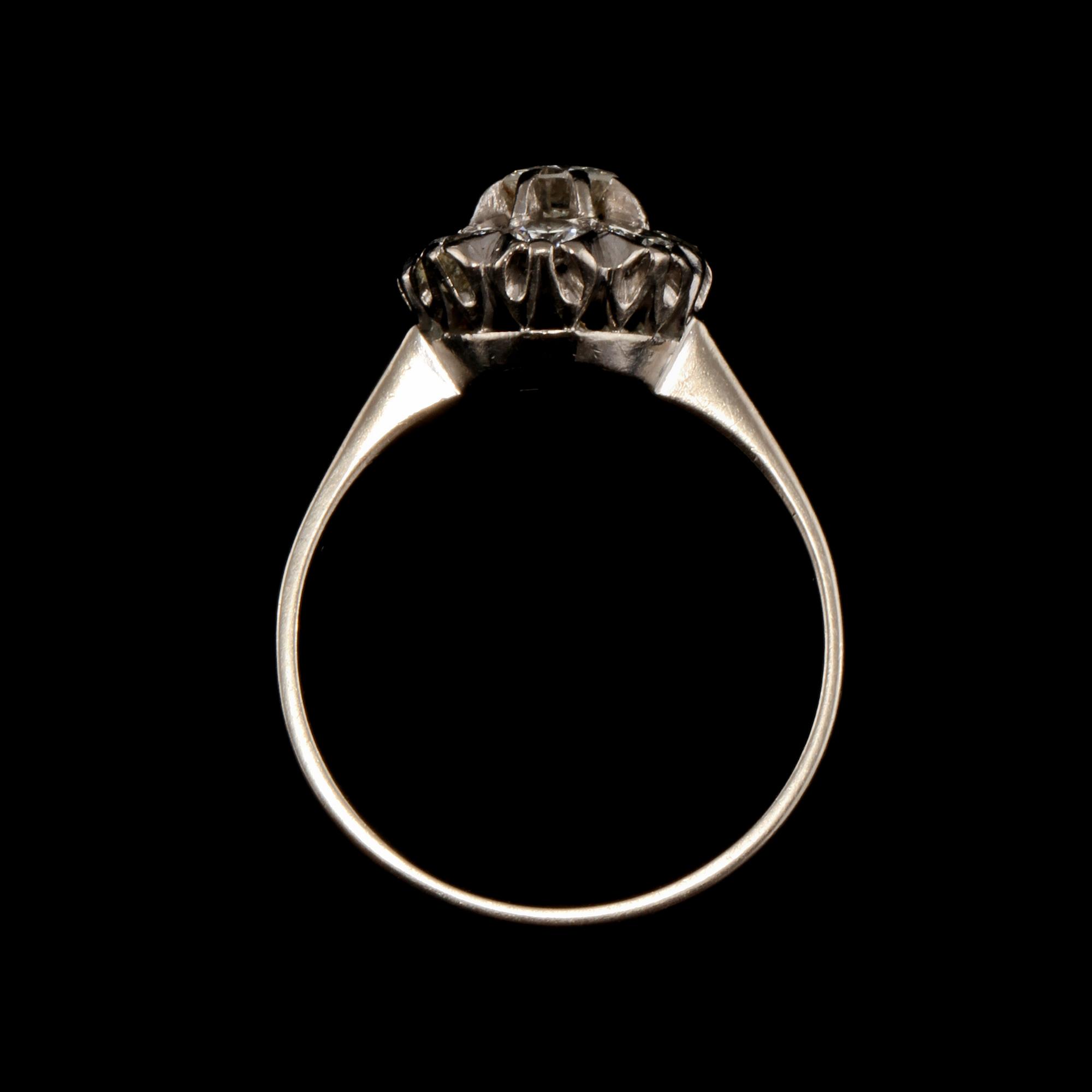 RING, 18k vitguld med 9 briljantslipade diamanter, John Pettersson, Stockholm, 1962. Vikt 4 g.