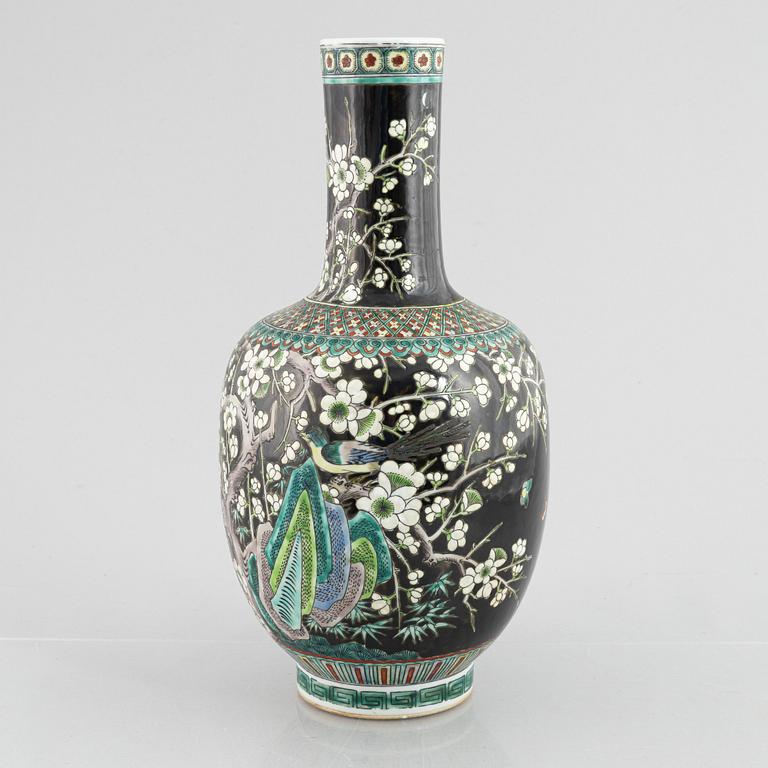 A Chinese famille noir porcelain vase, late Qing dynasty / early 20th century.