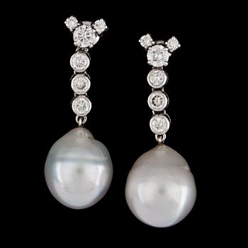 1402. A pair of cultured South sea pearl and brilliant cut diamond earrings, tot. ca 1.10 cts.