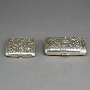 CIGARETTETUIER, 2 st, silver, bl.a Joseph Rodgers & Sons, Sheffield, Storbritannien, 1902. Tot vikt ca 229 g.