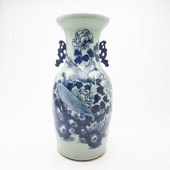 Vases, 2 pcs, China, 19th century.