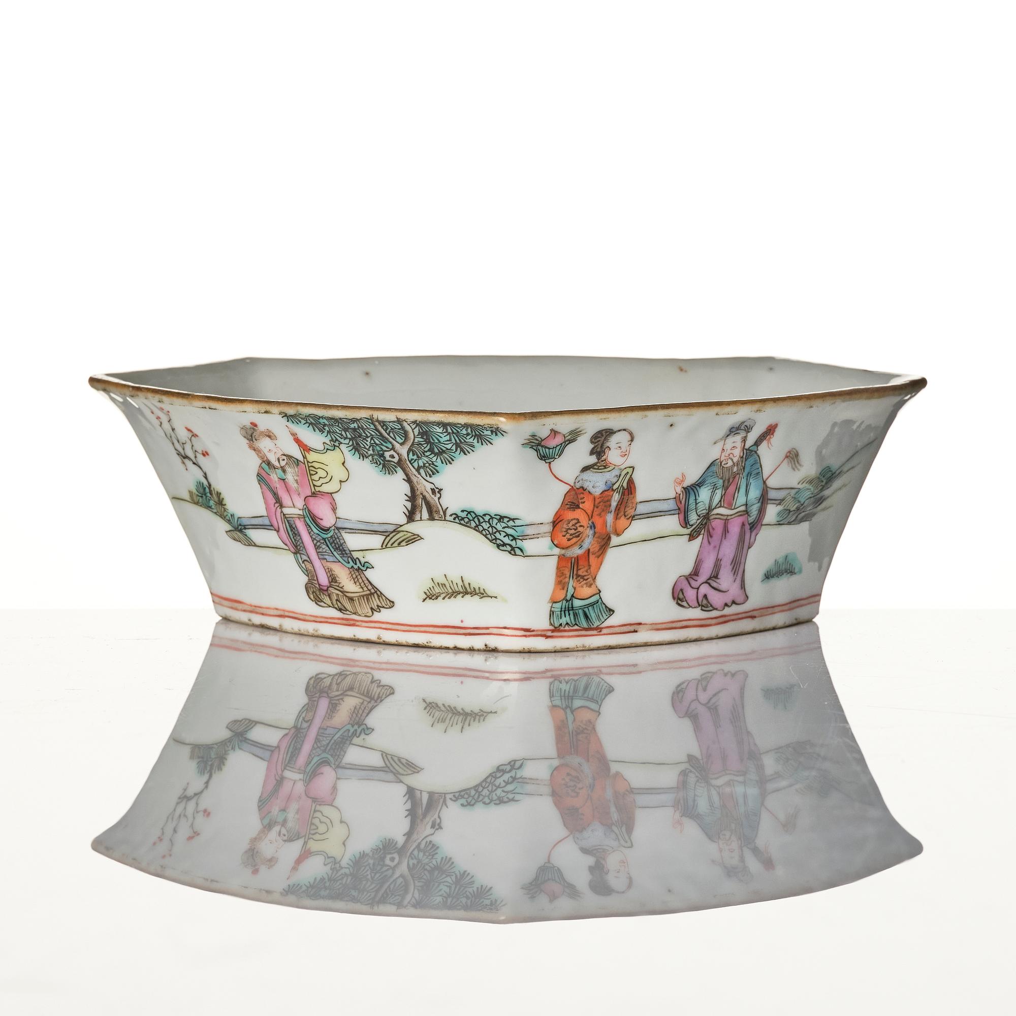 A Chinese famlle rose porcelain bowl, late Qing dynasty.