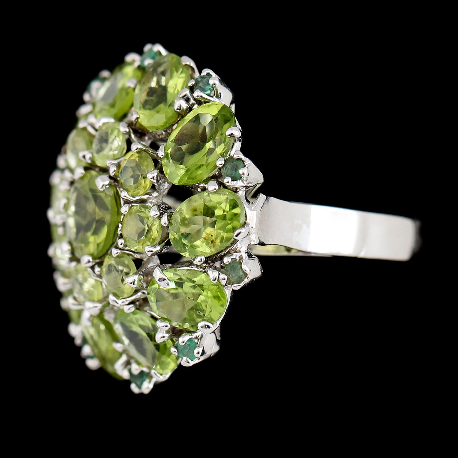 COCKTAILRING, 925 sterlingsilver, gröna peridoter.