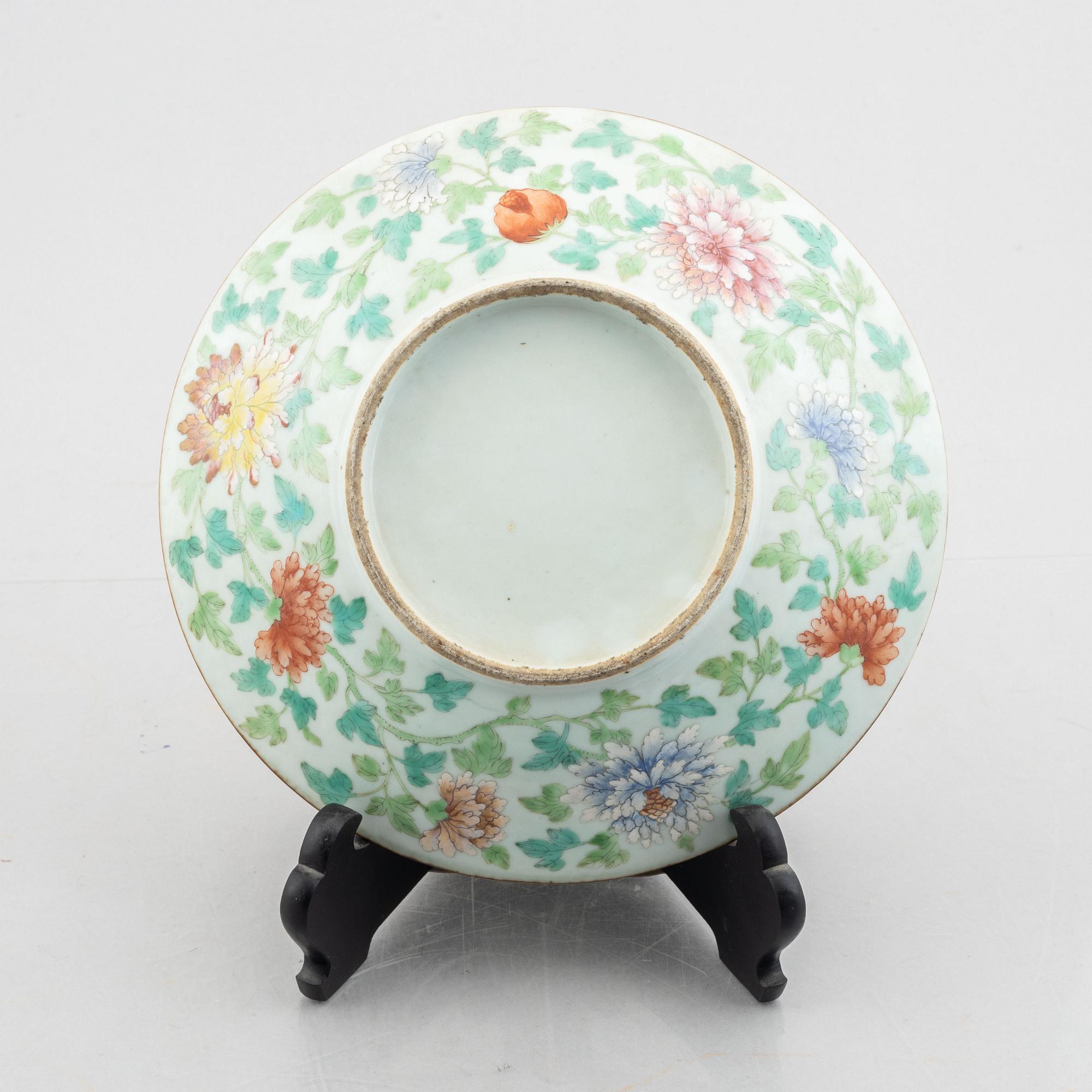 A porcelain dish, China, Qing dynasty, late 19th century.