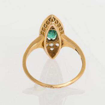 RING, guld (56), smaragd, ca 0,60 ct, små diamanter totalt ca 0,70 ct. Ryska stämplar. Vikt 3,1 g.