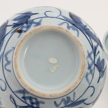 Skålar, fem stycken, (3+2), porslin. Japan, 1900-tal.