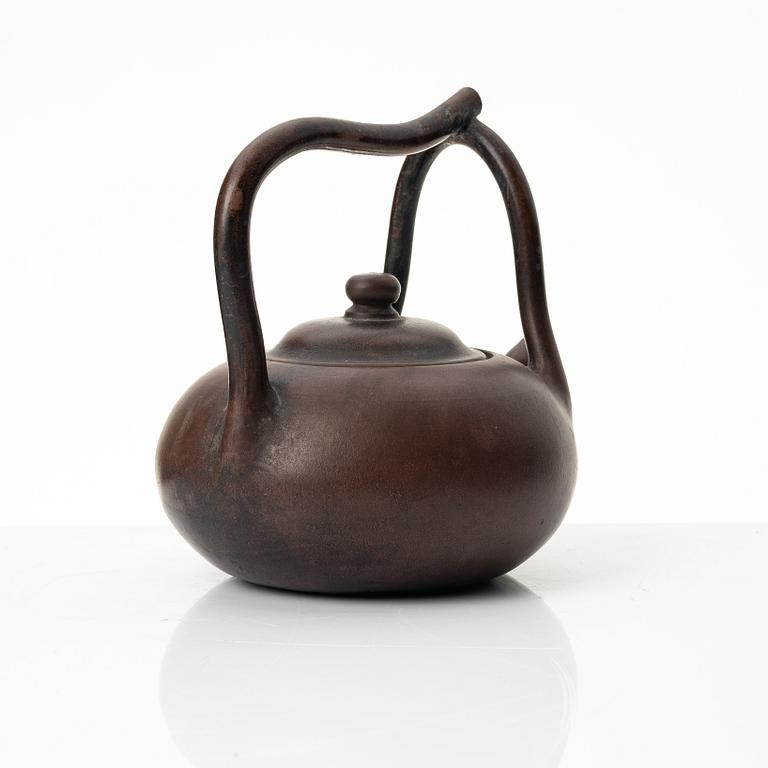 A Chinese yixing teapot, late Qing dynasty /around 1900.