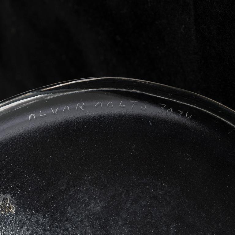 Alvar Aalto, a '3034' dish signed Alvar Aalto 3034. Manufactured by Iittala early 1960s.