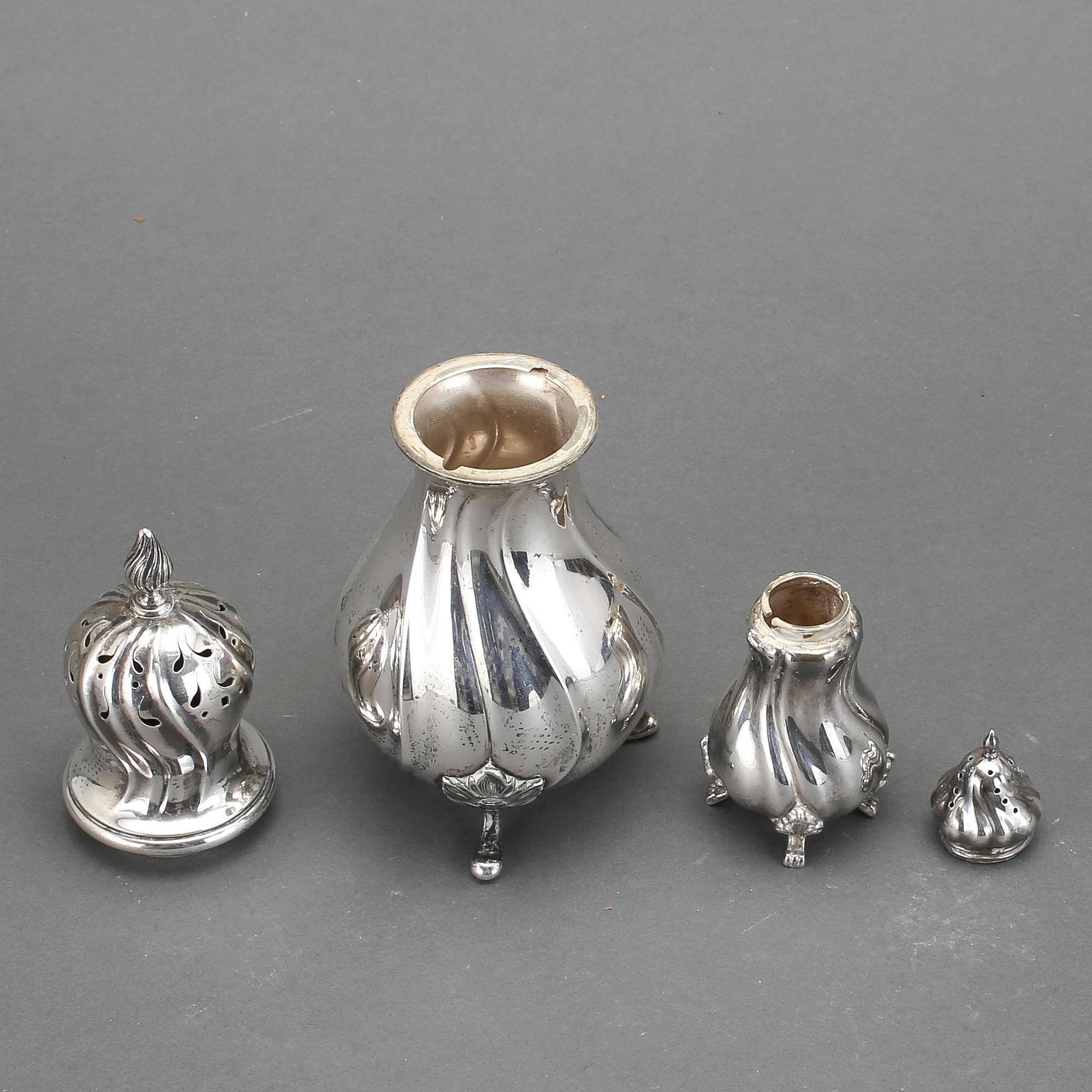 STRÖARE, 2 st, silver, svenska importstämplar, 1900-tal. Vikt ca 277 g.