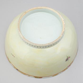 A pair of Chinese large porcelain bowls, Qing Dynasty, Qianlong (1736-95).