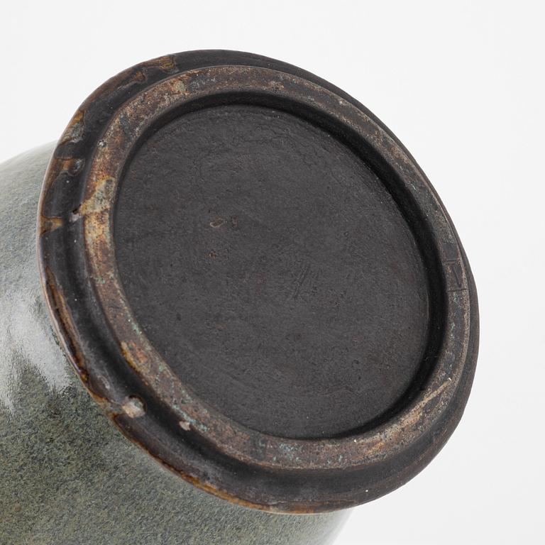 A ceramic vase and dish, Southeast Asia, 19th-20th century.