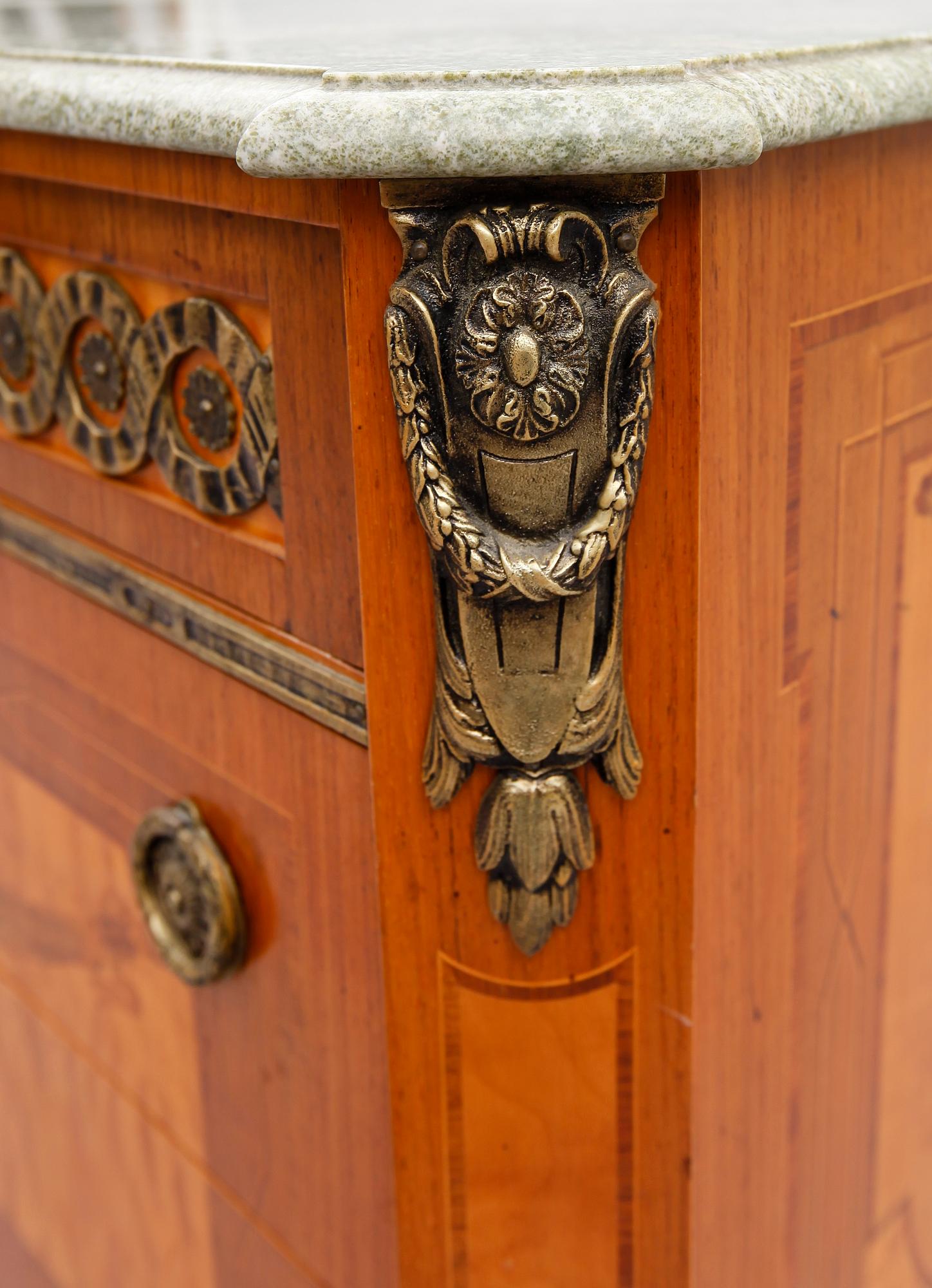 BYRÅ, gustaviansk stil, 1900-talets första hälft.