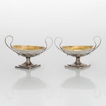 Saltkar, ett par, silver, Finland, slitna stämplar, möjligen Gustaf Lönnqvist, aktiv i Borgå 1827-65.