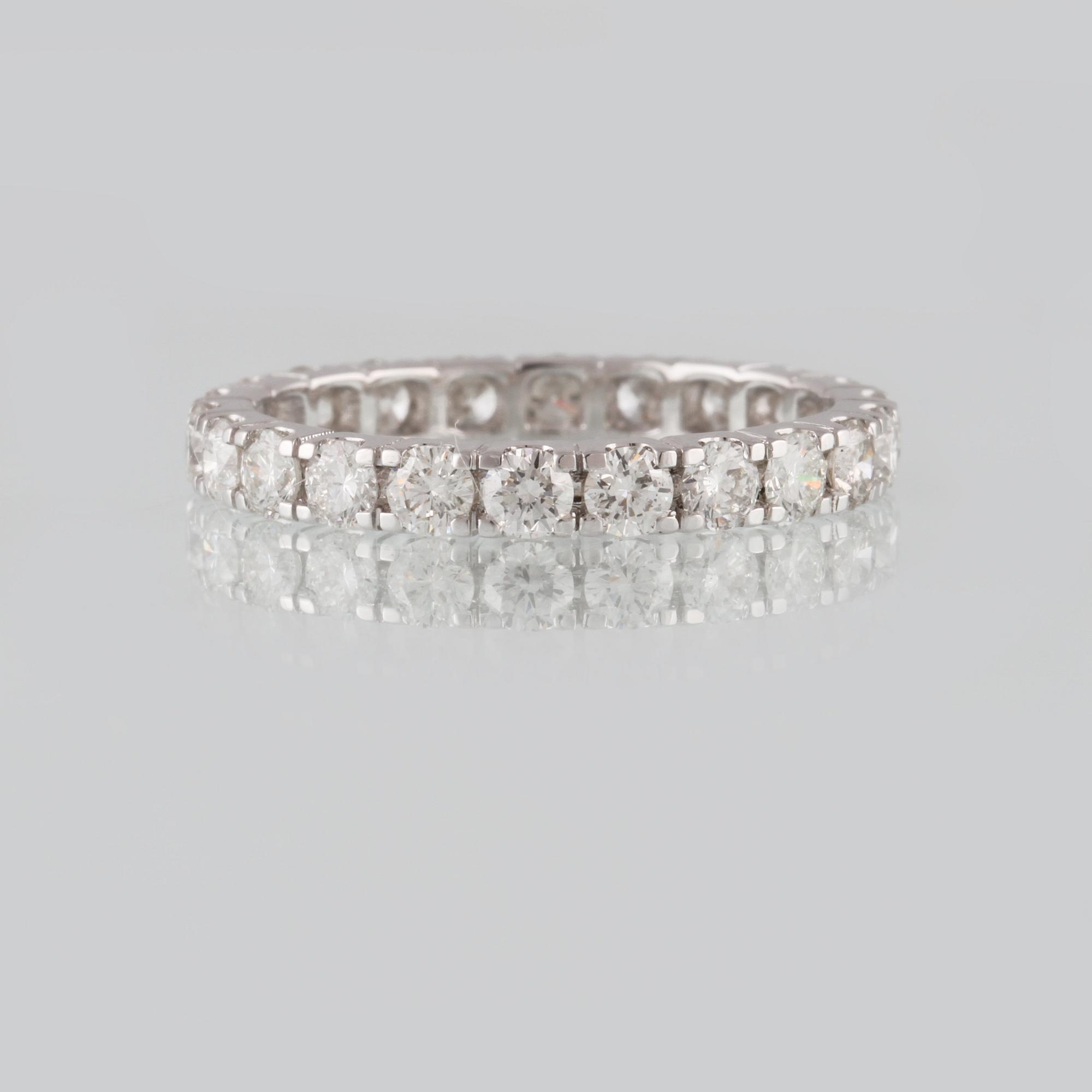 RING, 18K vitguld med 22 briljantslipade diamanter 1.62 ct. Vikt 2,6 gram.