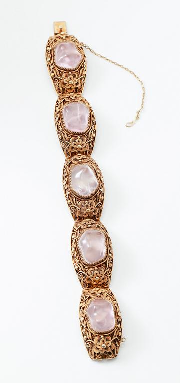 ARMBAND, förgyllt silver och rosatonade stenar, 1900-talets första hälft.