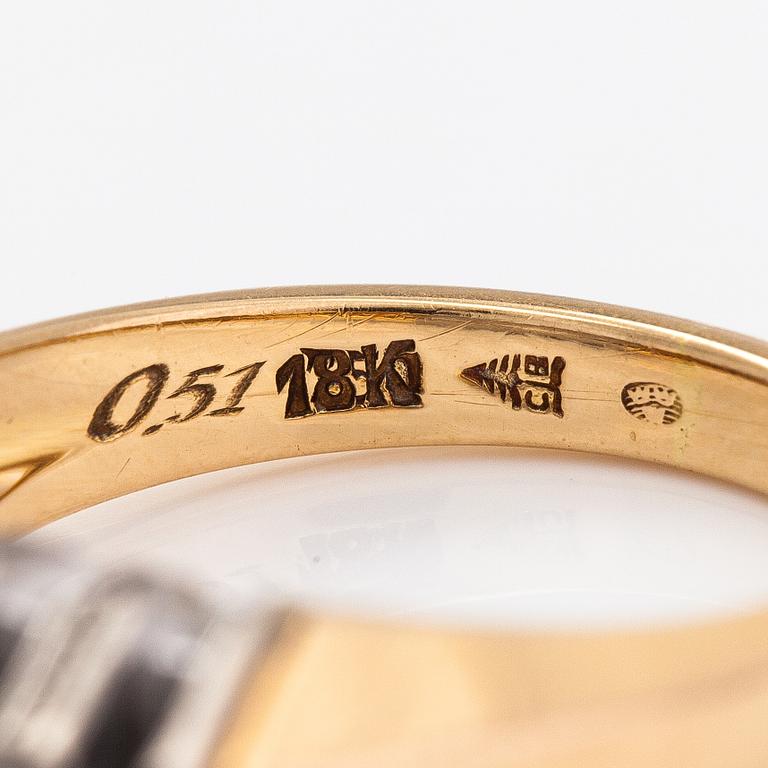An 18K gold ring with diamonds ca. 0.51 ct according to engraving.
