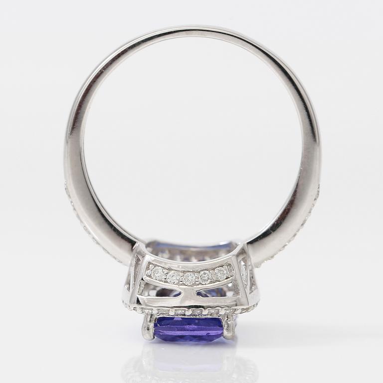 RING, diamanter totalt ca 0,30 ct, blå tanzanit ca 2,60 ct.