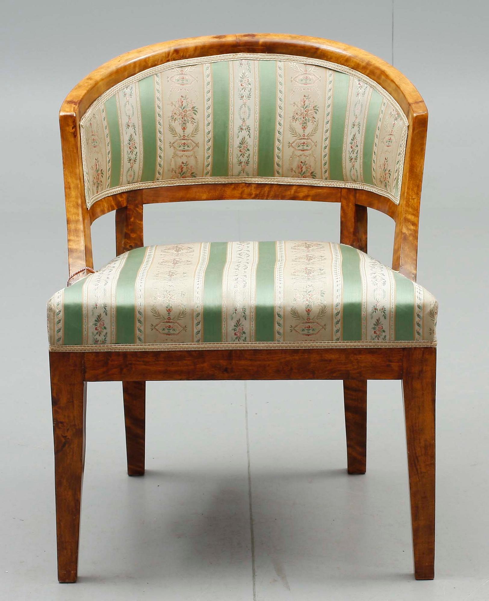 KARMSTOL, sk. baljfåtölj. Sengustavianskt provinsarbete, sekelskiftet 1700/1800.