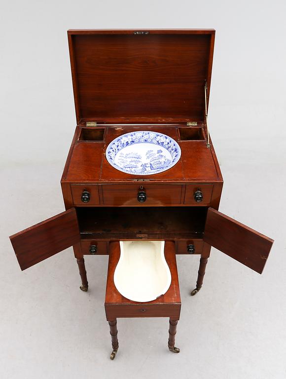 KOMMOD, England, 1800-talets mitt.