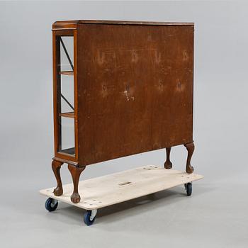 VITRINSKÅP, 1900-talets första hälft.