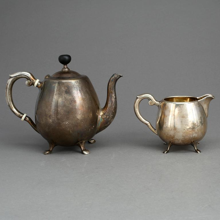 TEKANNA samt MJÖLKKANNA, silver, Ryssland, 1886. Vikt ca 790 gram.