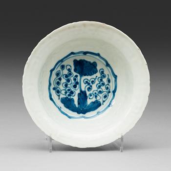 311. A group of six blue and white dishes, Ming dynasty, Wanli (1572-1620).