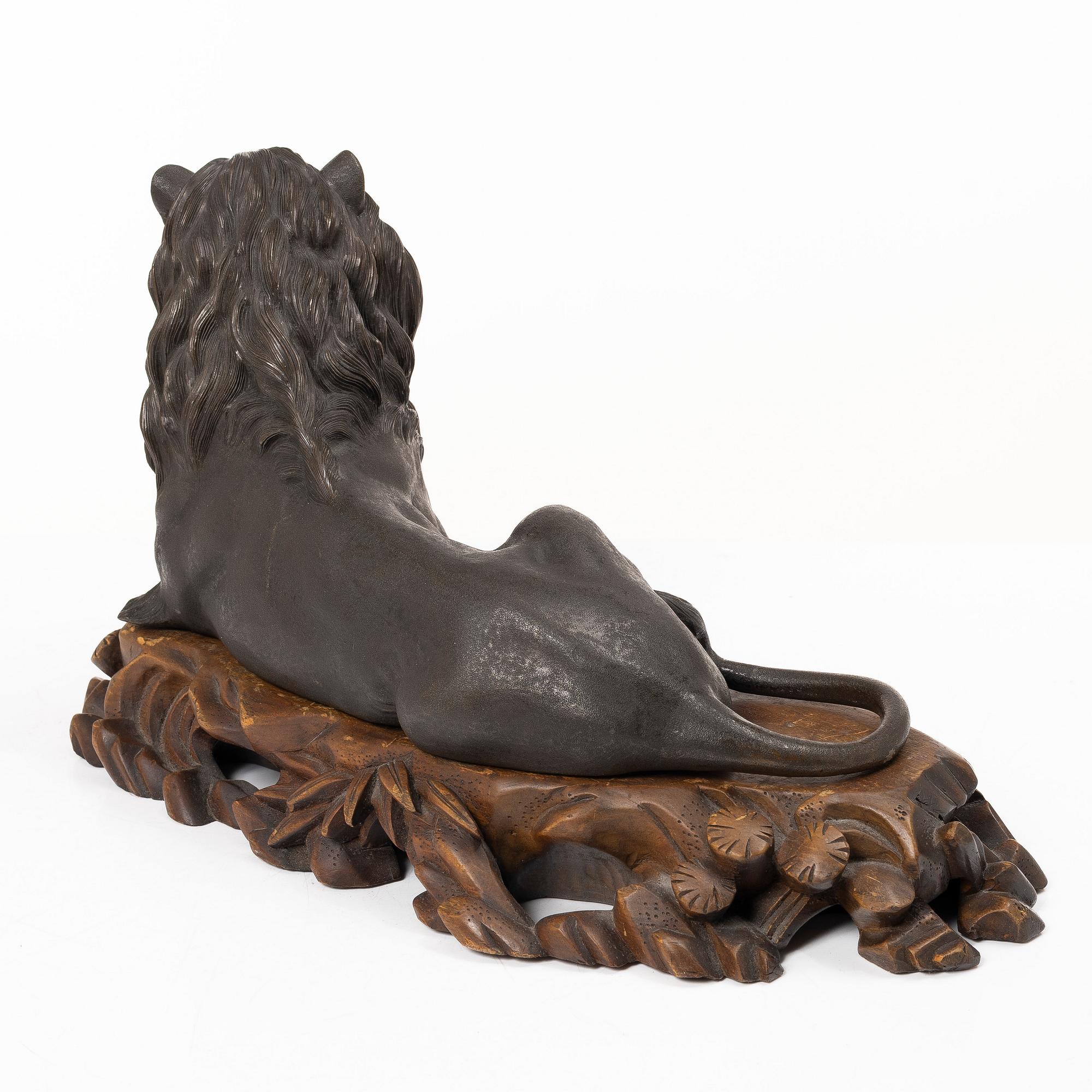 A pair of Japanese bronze lions, Meiji (1868-1912). Signed.