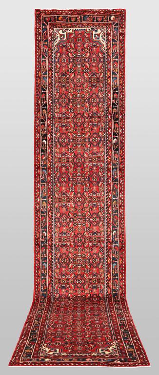 A Hamadan runner, approx. 433 x 90 cm.