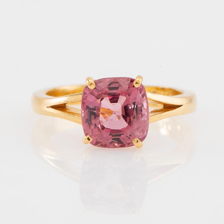 Ring 22K guld med en fasetterad rosa spinell.