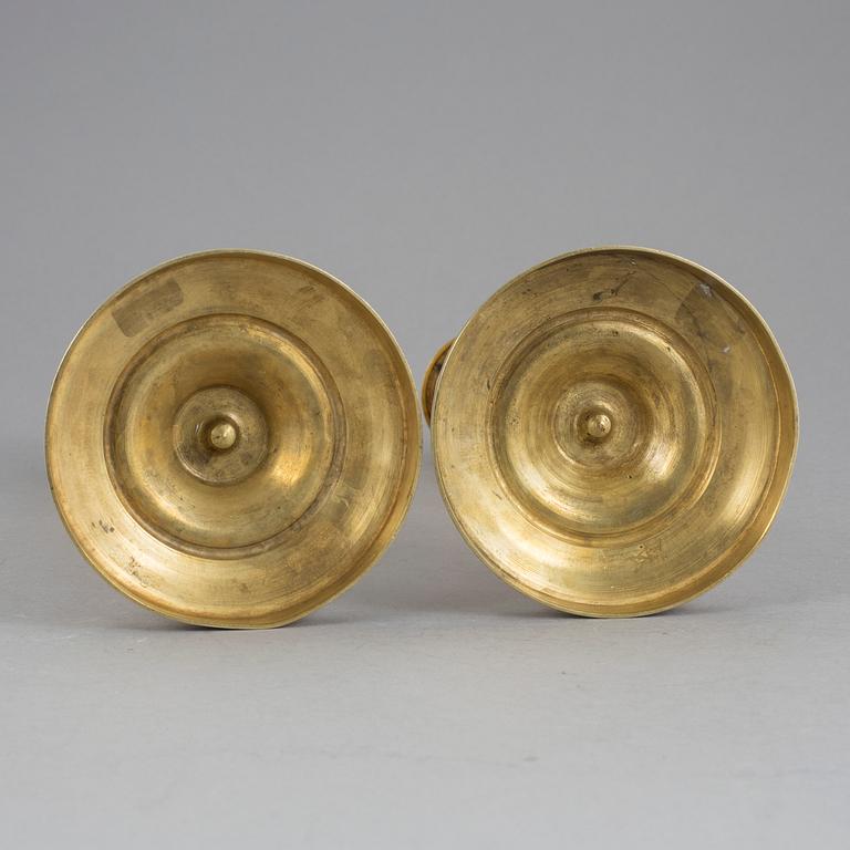 LJUSSTAKAR ett par, Senempire förgylld mässing. Frankrike, 1800-talets mitt.