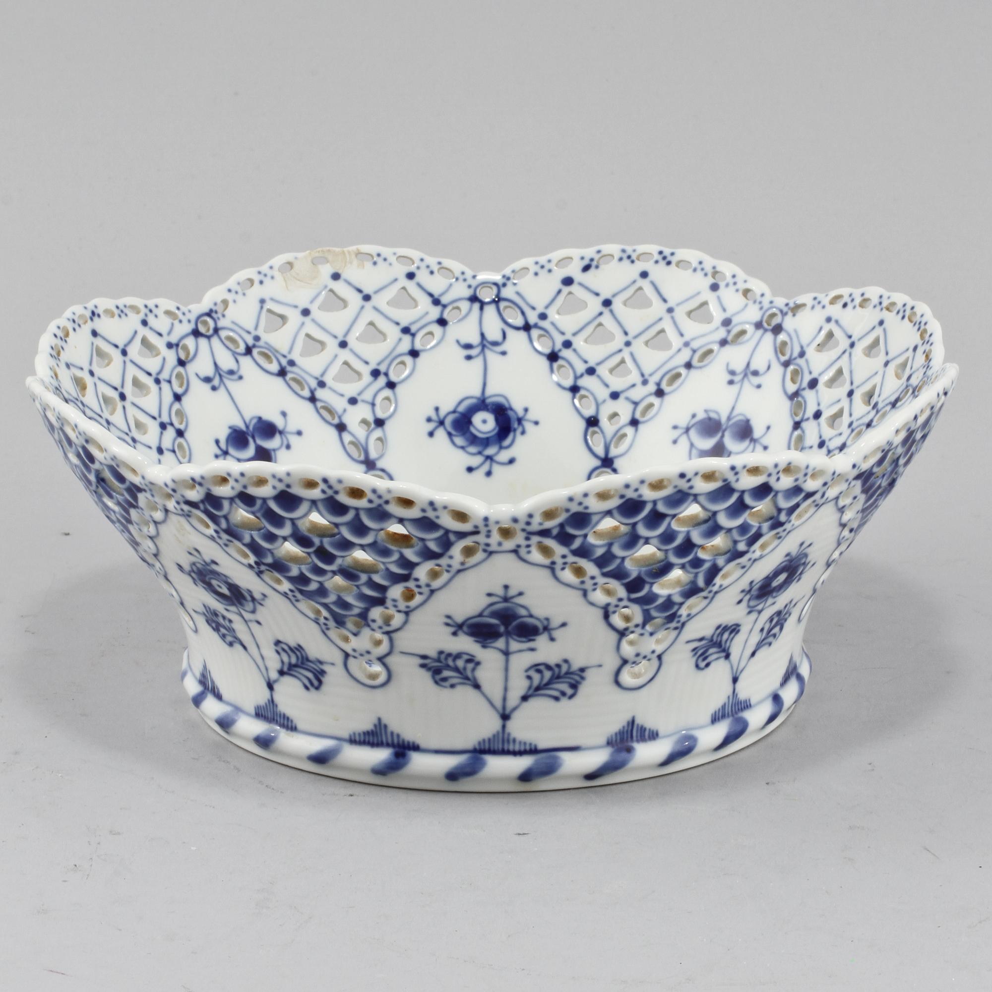 SKÅL, porslin, "Musselmalet", Rotal Copenhagen, 1900-talets andra hälft.