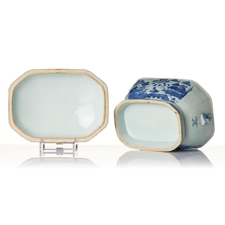 A Chinese blue and white porcelain service, 16 pieces, Qing dynasty, Qianlong (1736-95).