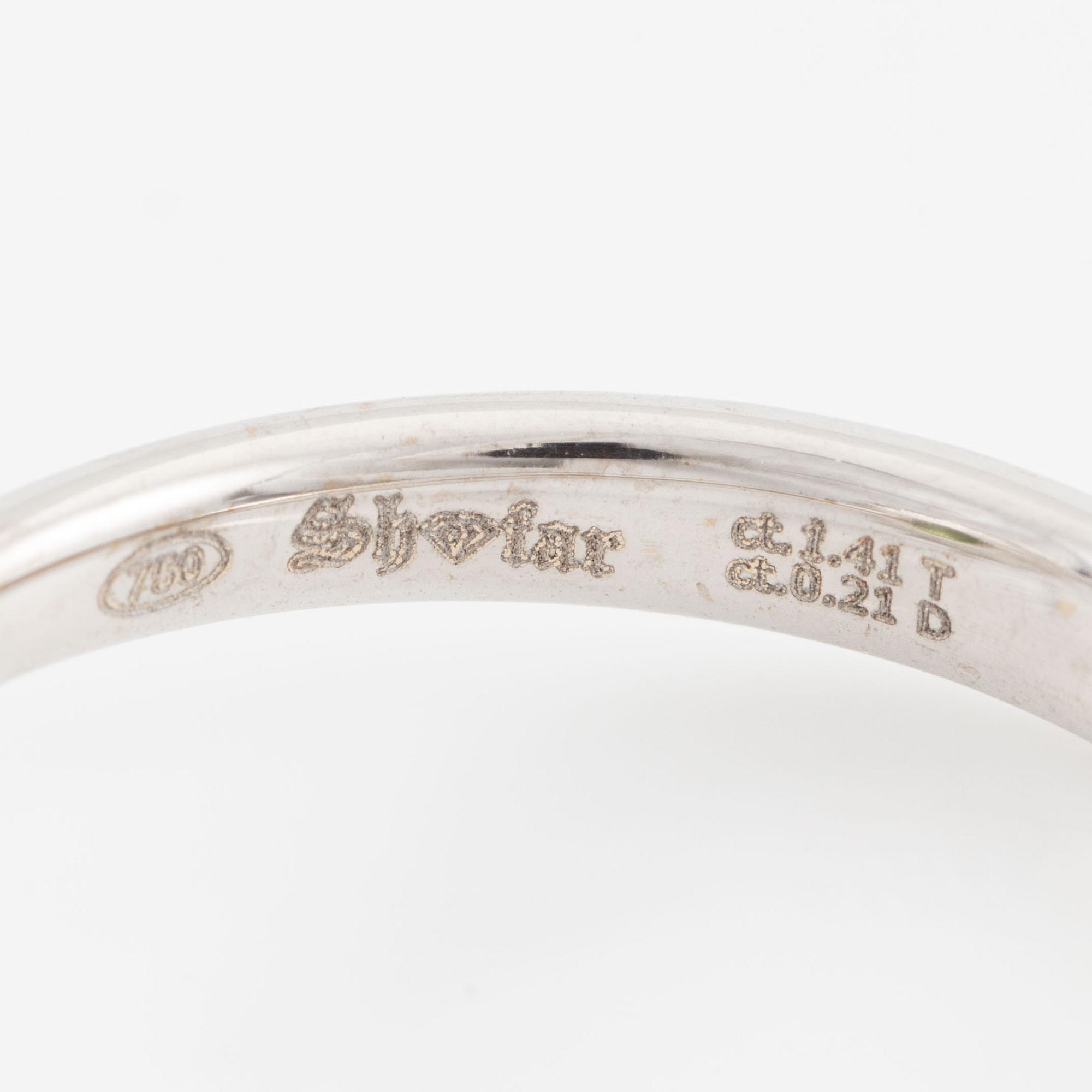 Ring 18K vitguld med en grön fasettslipad turmalin och runda briljantslipade diamanter.