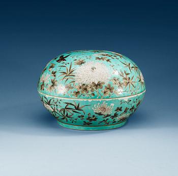 A turkoise ground box with cover, late Qing dynasty.