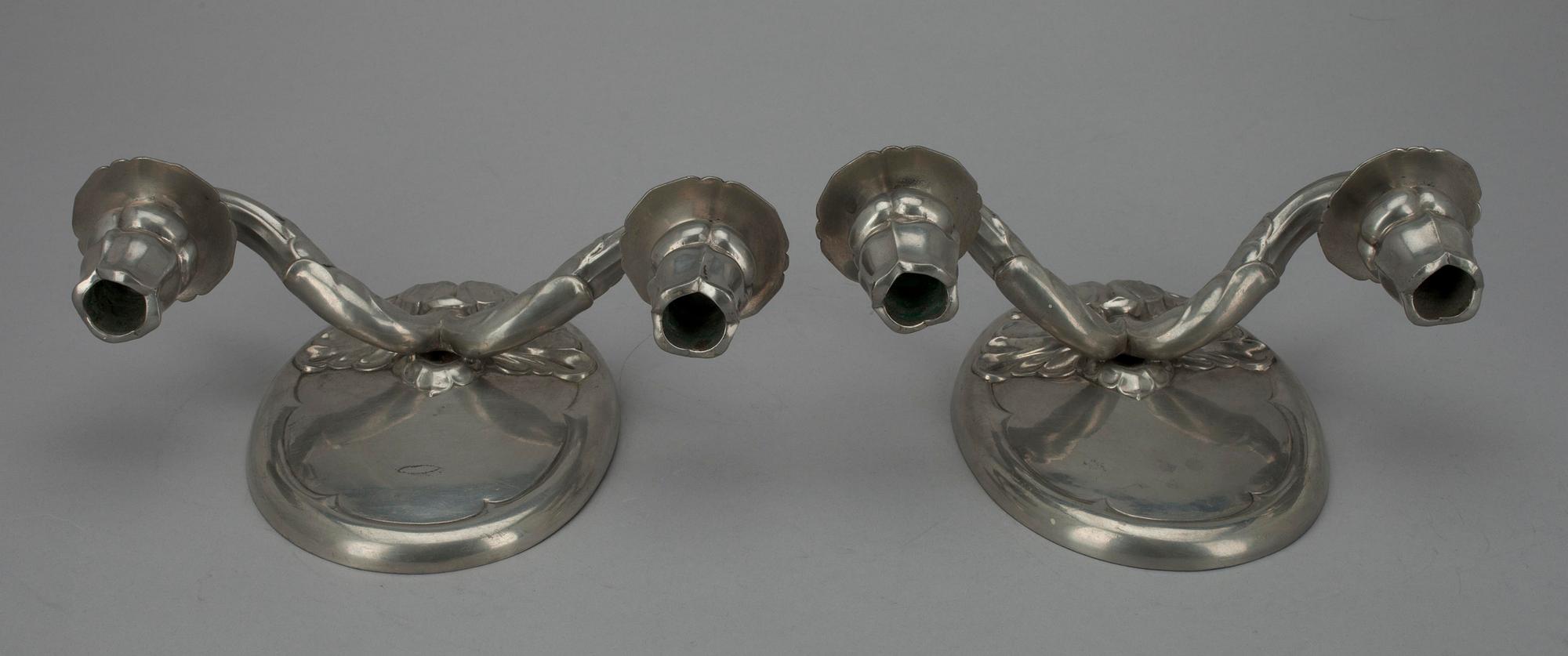 BORDSLAMPA, tenn samt glas, Ystad Tenn. LAMPETTER, ett par, tenn, 1920/30-tal.